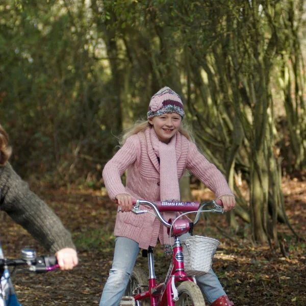 Αγόρι Και Κορίτσι Ιππασίας Ποδήλατα Στην Ύπαιθρο — Φωτογραφία Αρχείου