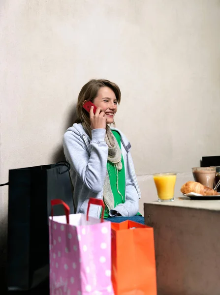 Adolescente Menina Idade Falando Telefone Celular — Fotografia de Stock