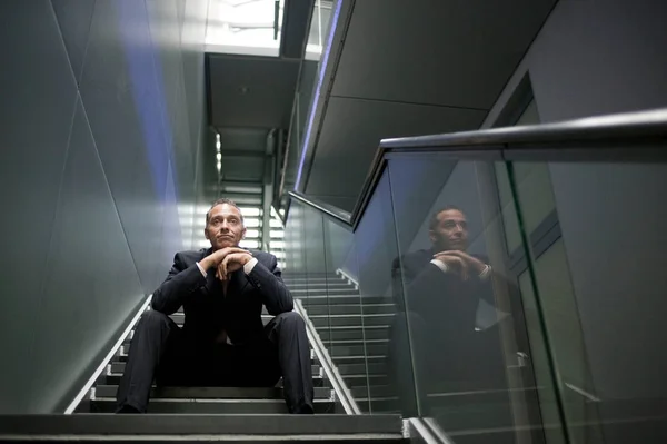Успешный Красивый Бизнесмен Сидящий Лестнице — стоковое фото