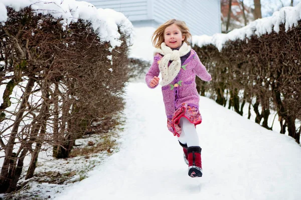 Σκανδιναβό Κορίτσι Που Τρέχει Στο Χιόνι — Φωτογραφία Αρχείου