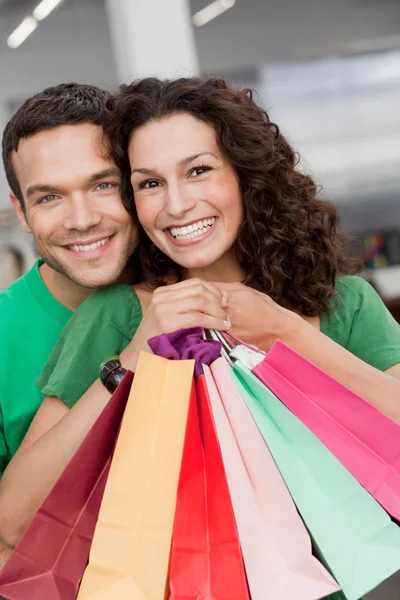 Par Shopping Hålla Upp Shoppingväskor — Stockfoto