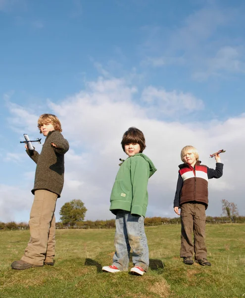 Ragazzi Che Lanciano Aerei Giocattolo Campo — Foto Stock