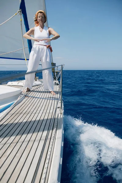 Mujer Haciendo Yoga Barco Vela — Foto de Stock