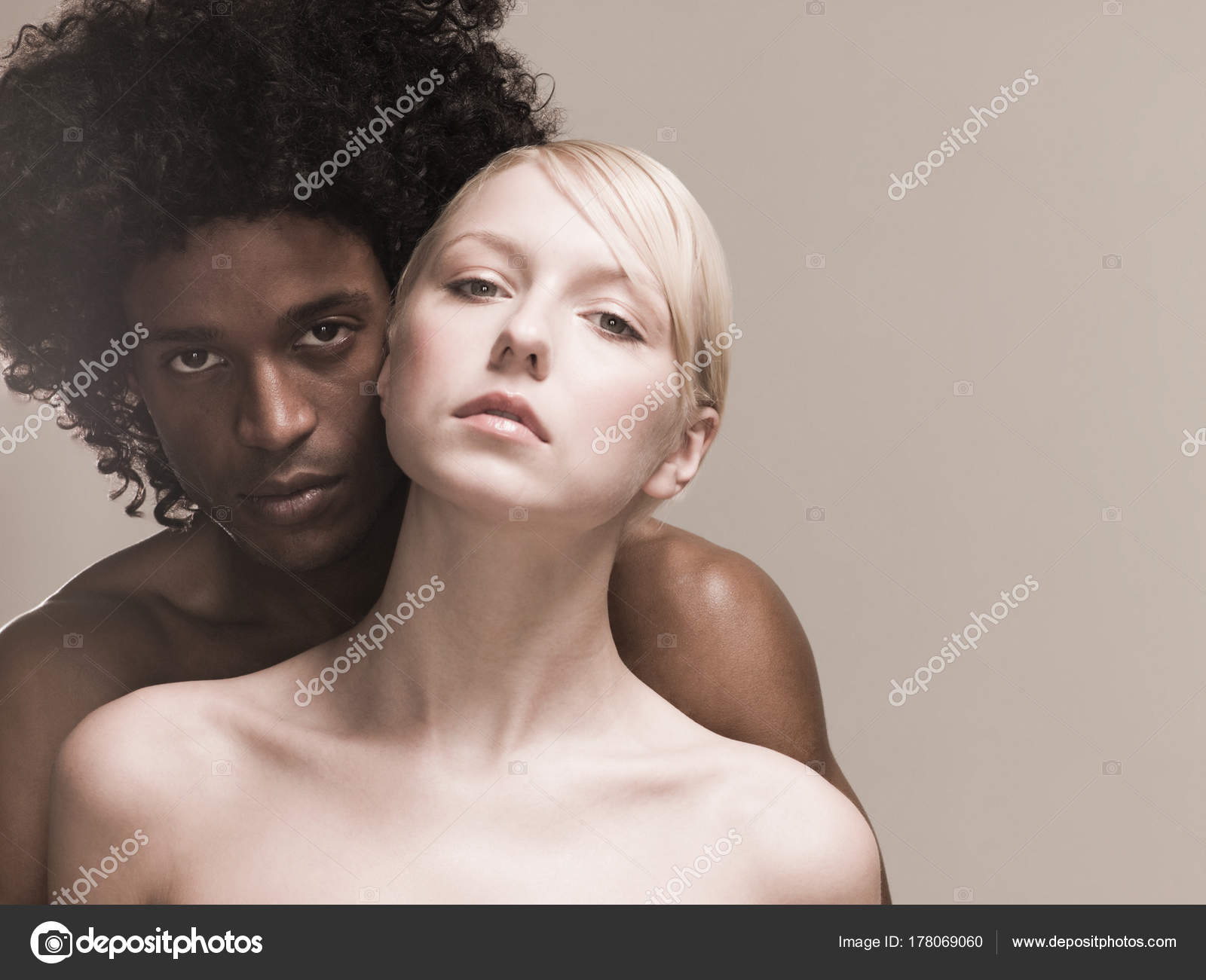 пара темнокожие в постели. пара афроамериканцев. белый парень и темнокожая. интернациональные пары. белый парень и темнокожая.