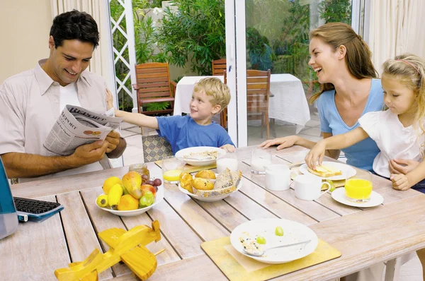 Famille Petit Déjeuner Maison — Photo