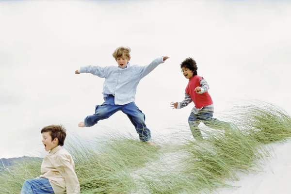 Jungen Spielen Auf Einer Düne — Stockfoto