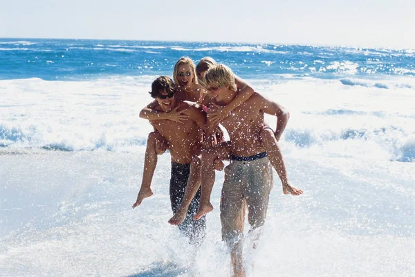 Gruppo Amici Divertono Sulla Spiaggia — Foto Stock