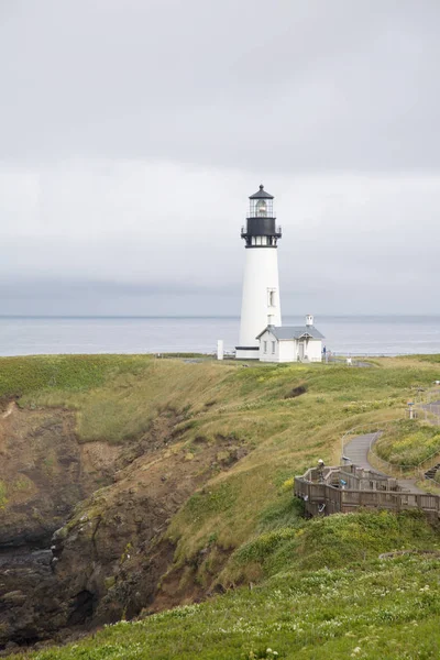 Yaquina Cabeça Farol Colina Verde Com Nuvens Chuva Fundo — Fotografia de Stock