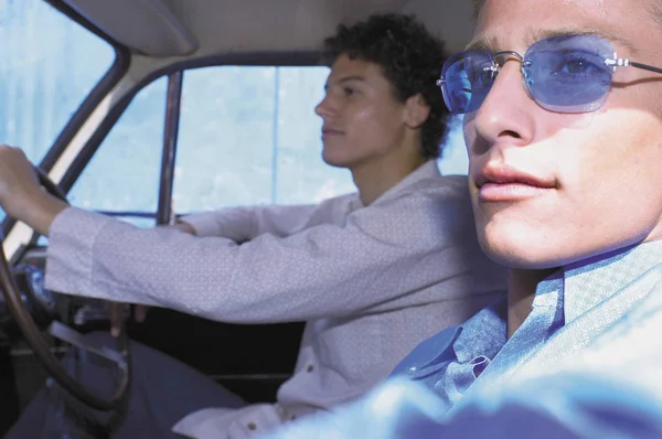 Hombres Conduciendo Coche —  Fotos de Stock