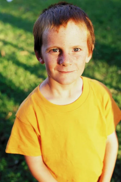 Retrato Niño Bajo Sol —  Fotos de Stock