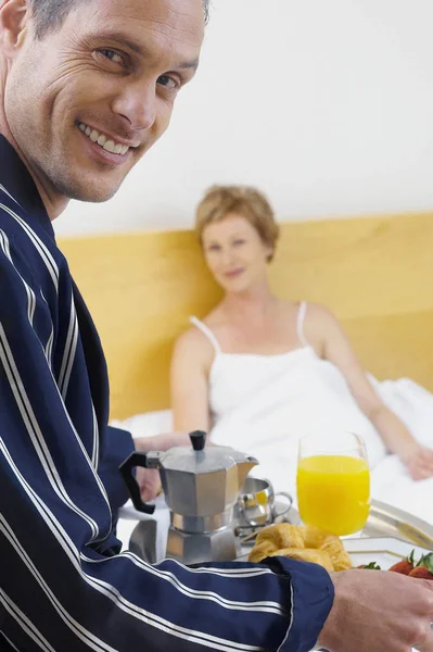 ベッドでの朝食を提供する人 — ストック写真