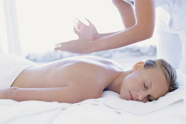 Жінка робить масаж — стокове фото