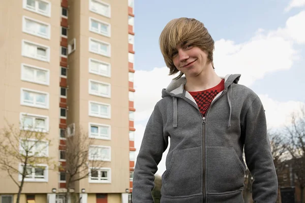 Nastolatek Chłopiec Przez Wieża Blok — Zdjęcie stockowe