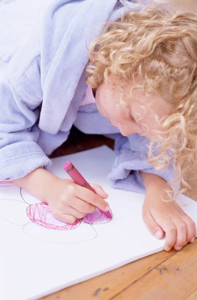 Ragazza Che Disegna Con Pastello Tavolo Woodet — Foto Stock