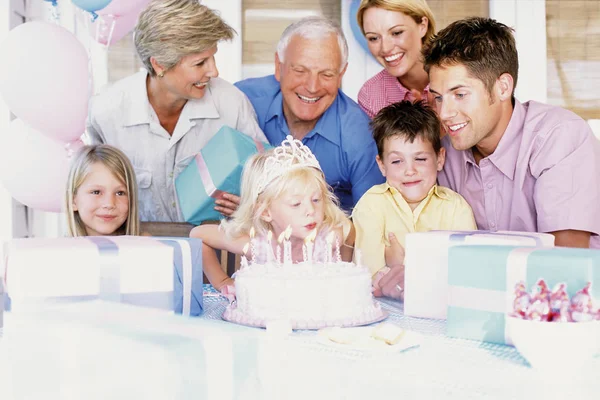 Meisje Uitblazen Van Kaarsen Cake Van Kindverjaardag — Stockfoto