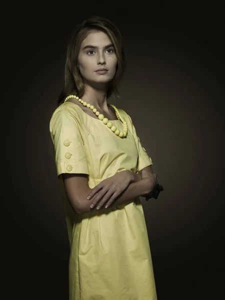 Portrait Une Jeune Femme Robe Jaune — Photo