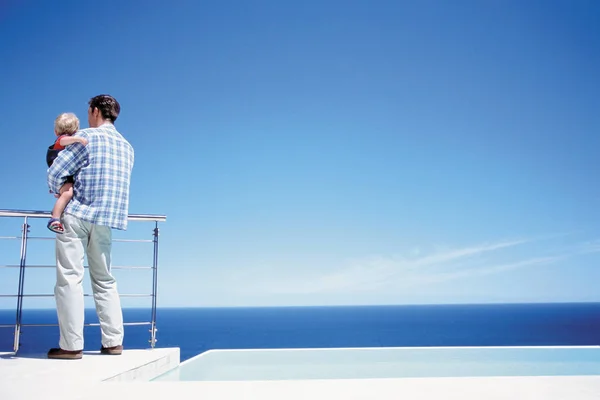 Vater Hält Kleinkind Beim Blick Aufs Meer — Stockfoto