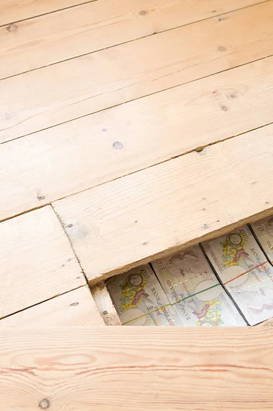 Draufsicht Auf Versteckte Banknoten Unter Holzdielen — Stockfoto