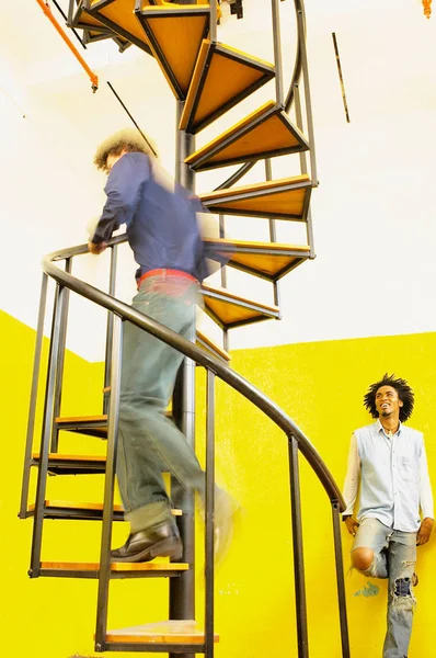 Человек Поднимается Спиральной Лестнице — стоковое фото