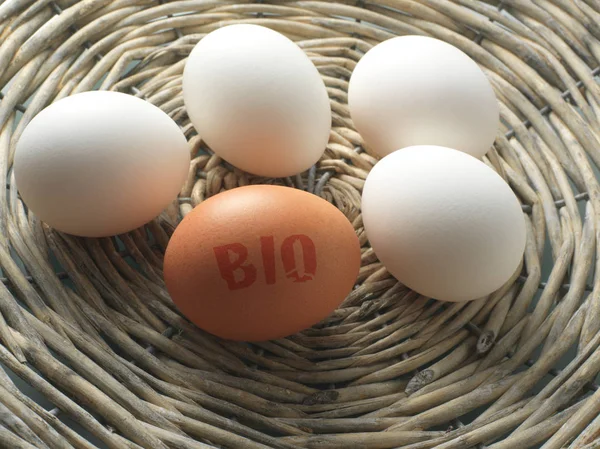 Cuatro Huevos Blancos Uno Marrón Bio Canasta Mimbre — Foto de Stock