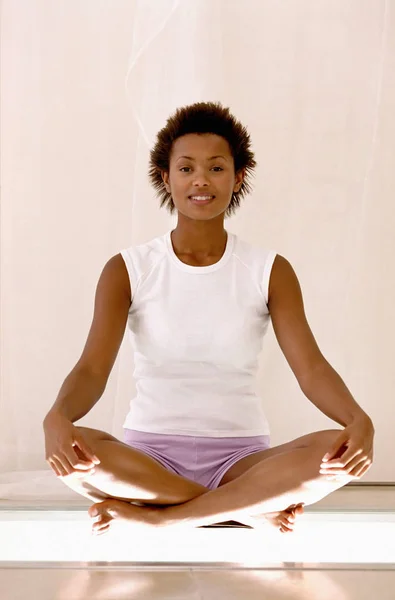 Afro Americana Etnia Mulher Fazendo Meditação — Fotografia de Stock