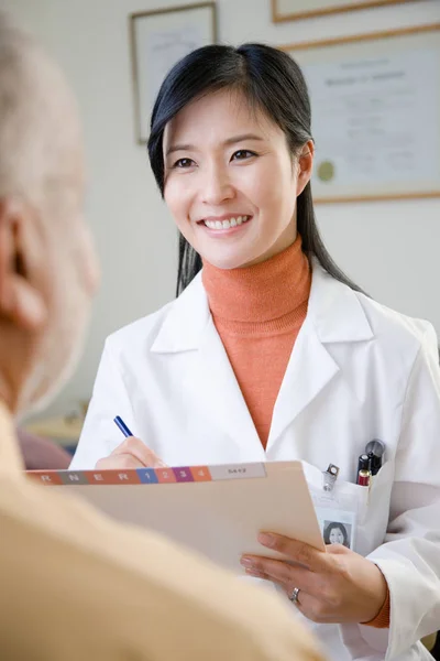 Ein Arzt Und Ein Patient — Stockfoto