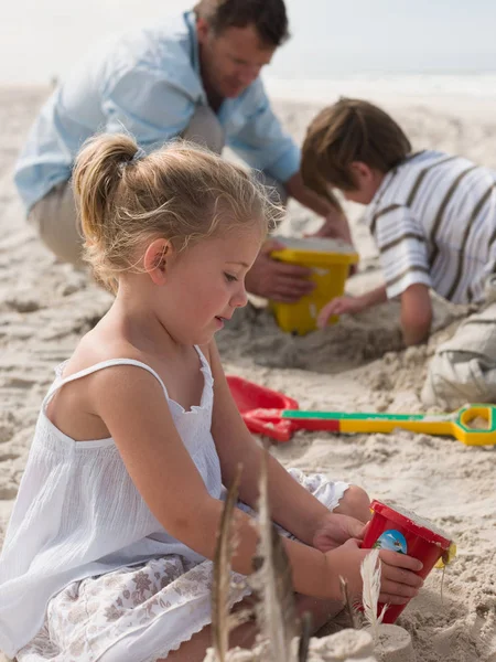 Familie Spielt Sand — Stockfoto