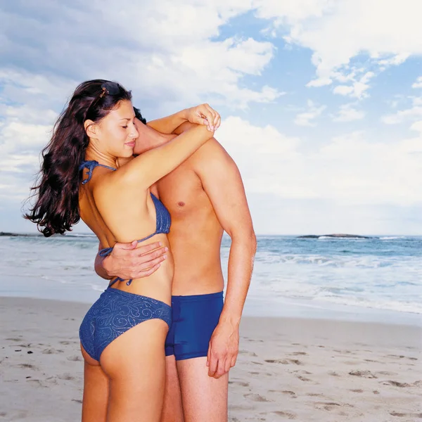 Ρομαντικό Άνδρα Και Γυναίκας Που Αγκαλιάζει Την Παραλία — Φωτογραφία Αρχείου