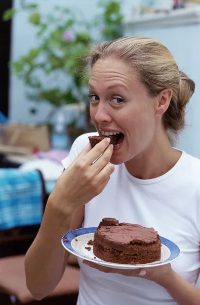 Tjej äter choklad tårta — Stockfoto