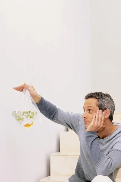 Man Holding Goldfish Home — Stock Photo, Image