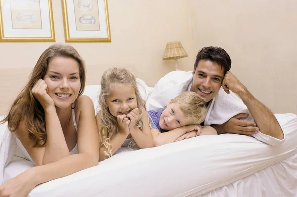 Familia Acostada Cama Casa —  Fotos de Stock