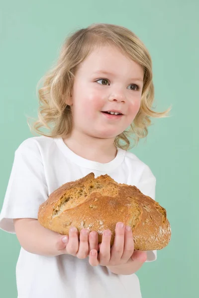 Ekmek Somun Ile Kız — Stok fotoğraf