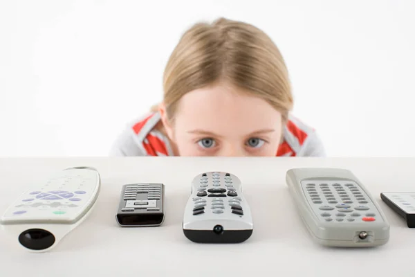 Chica Mirando Los Controles Remotos — Foto de Stock