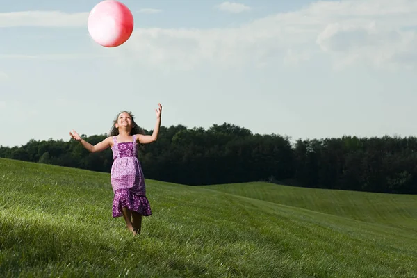 Mädchen Mit Ball Freien — Stockfoto