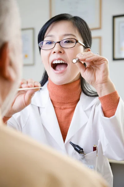 Médico Examinando Paciente — Fotografia de Stock