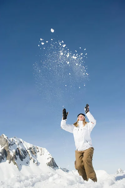 Женщина Бросает Снег — стоковое фото