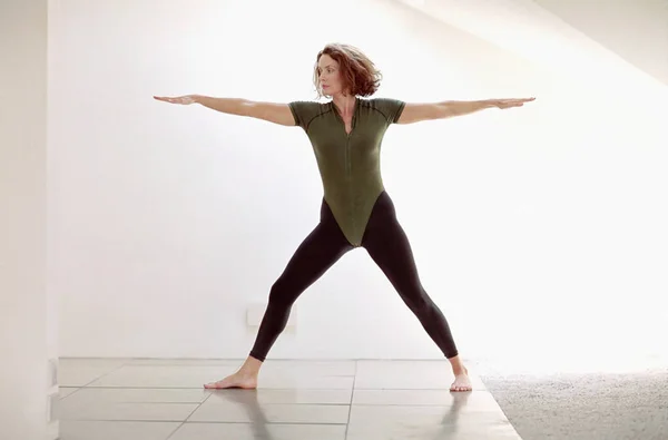 Mid Adult Woman Performing Yoga — Stock Photo, Image