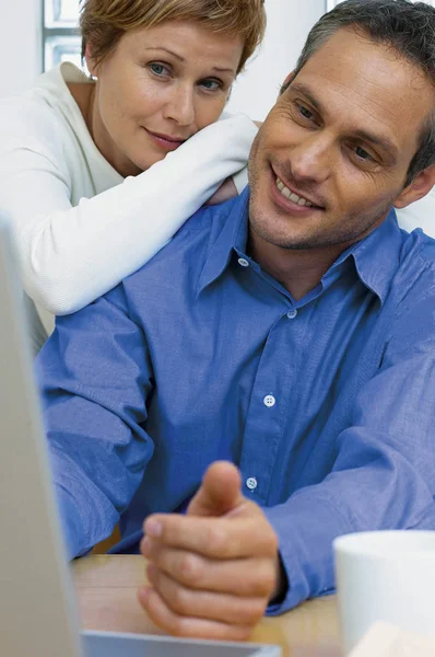 Homem Mulher Trabalhando Juntos Laptop — Fotografia de Stock