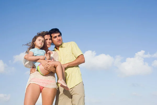 Porträt Einer Familie Vor Blauem Himmel — Stockfoto