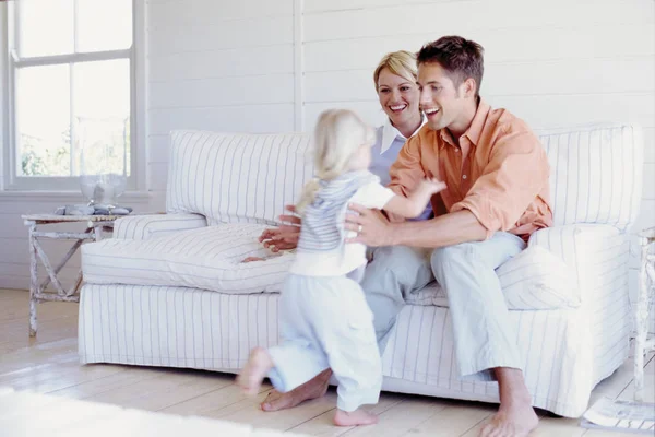 Parents Heureux Jouant Avec Petite Fille — Photo