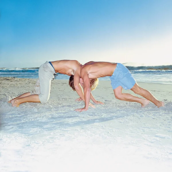 Мужчины Борются Пляже — стоковое фото