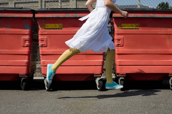 Mulher correndo perto de caixas de rodas — Fotografia de Stock