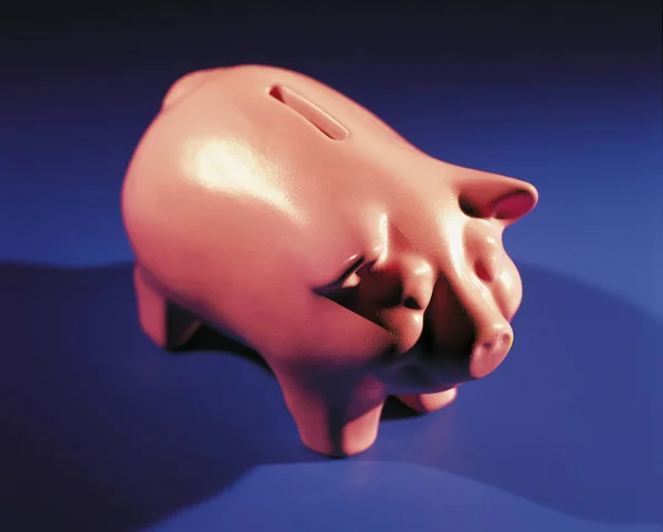 Feche Tiro Banco Piggy Rosa Superfície Azul — Fotografia de Stock