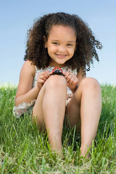 Ragazza Con Una Coccinella Giocattolo — Foto Stock