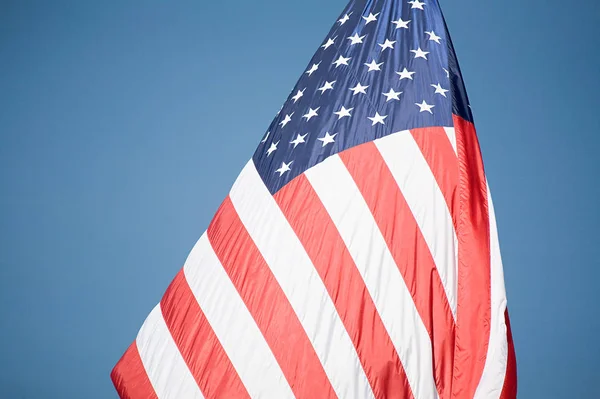 Vista Baixo Ângulo Bandeira Nacional Americana Com Céu Azul Sem — Fotografia de Stock