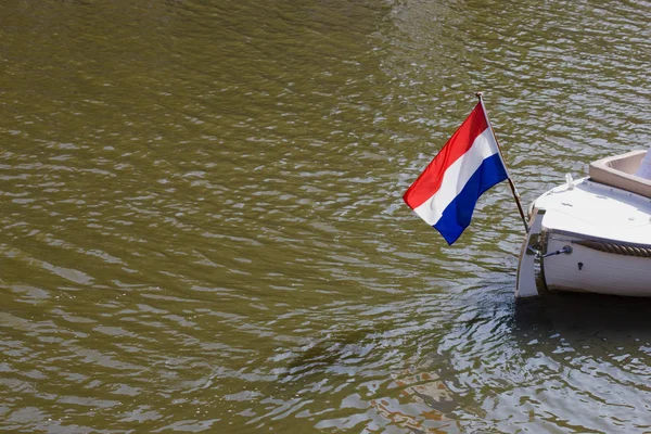 Hollandia Lobogója Hullámzó Víz Felszínén Hajó Megtekintése — Stock Fotó