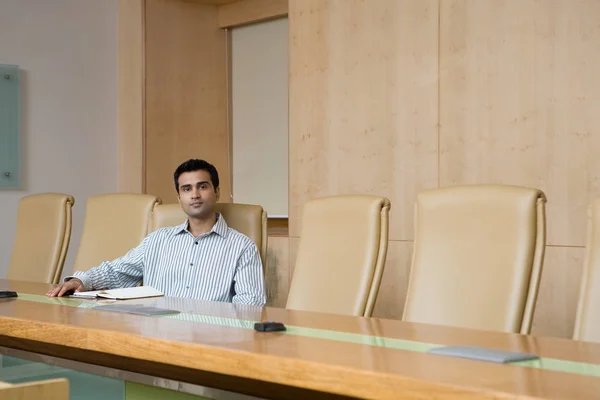 Empresário Sentado Uma Sala Conferências — Fotografia de Stock