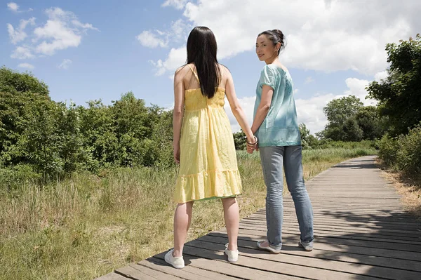 Zwei Frauen Händchen Haltend Auf Dem Weg — Stockfoto