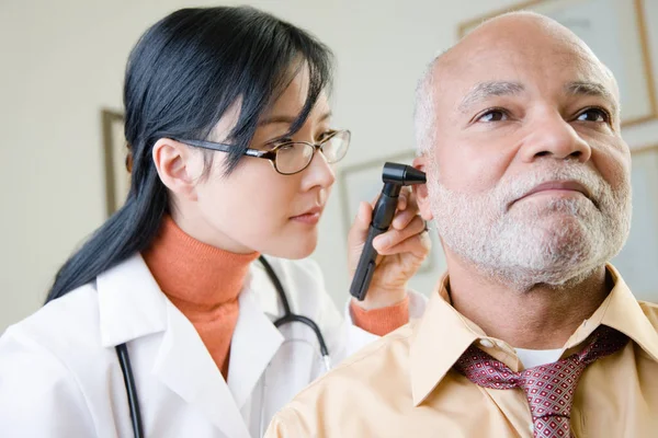 Ιατρός Που Εξετάζει Αυτί Ασθενούς — Φωτογραφία Αρχείου