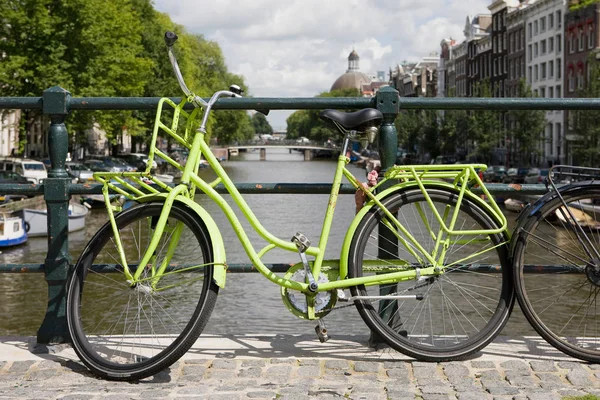 Primer Plano Las Bicicletas Puente Sobre Canal Amsterdam Países Bajos — Foto de Stock